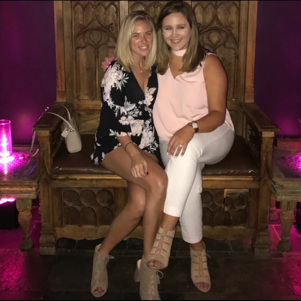 Halston Top with cute collar accent